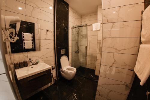 巴库Hillmond's Boutique的浴室配有卫生间、盥洗盆和淋浴。