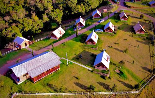 蒙特韦尔迪Pousada Vista do Paraíso的享有小村庄的空中景致,设有房屋