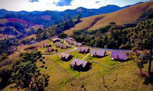 蒙特韦尔迪Pousada Vista do Paraíso的山丘上村庄的空中景观