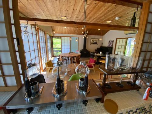Muraokakakayama hutte的带桌椅的房间和窗户的房间