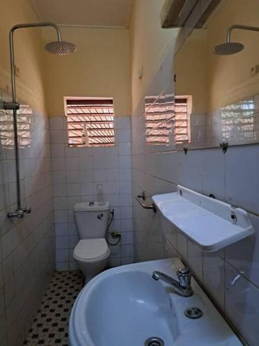 瓦加杜古Villa 2 chambres-Salon的一间带水槽和卫生间的浴室