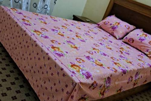 瓦加杜古Villa 2 chambres-Salon的粉红色的床、粉红色的被子和枕头