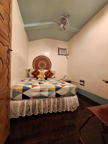 公主港Balai Vivencio Hostel的一间卧室,床上有泰迪熊