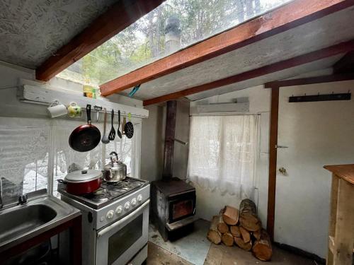 威廉斯港Refugio El Cauque的厨房配有炉灶和炉灶。 顶部烤箱