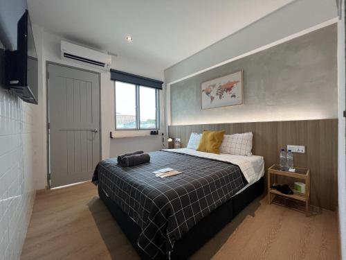 怡保Ninety Guest House的一间卧室设有一张大床和一个窗户。