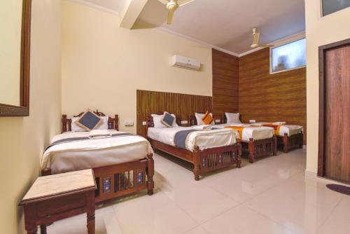 斋浦尔Jaipur Nobel的一间卧室,配有三张床