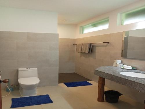 高龙撒冷岛撒拉逊湾度假酒店的一间带卫生间和水槽的浴室