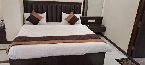 Hotel Govindam Elite客房内的一张或多张床位