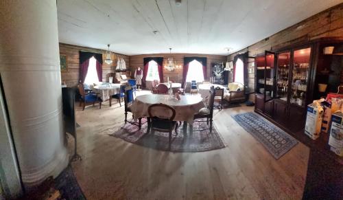 HammarlandParadiset的一间带桌椅的用餐室