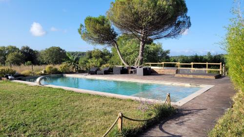 Saint-BriceChalet avec baignade écologique的庭院中间的游泳池