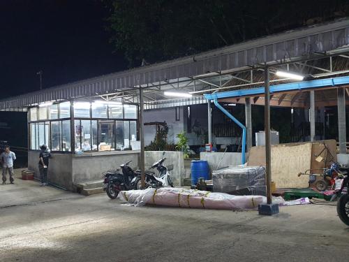 春蓬Chumphon - Koh Tao Night Ferry的夜间停在大楼前的摩托车