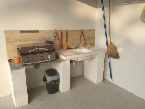 阿尔比Villa Pascal mas Bories Albi # Piscine # Clim # Wifi #10 personnes的一个带水槽和炉灶的厨房模型
