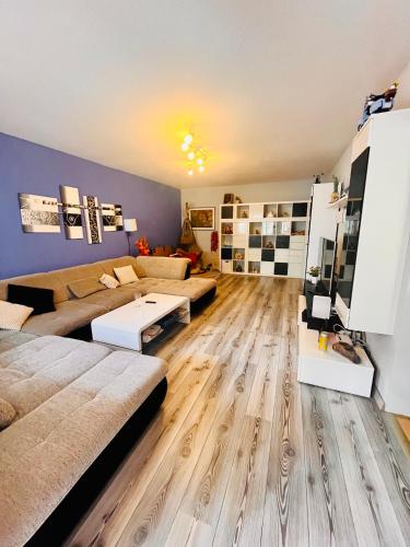 维也纳10 min from U1 - Private room in shared apartment的客厅设有两张沙发和木地板