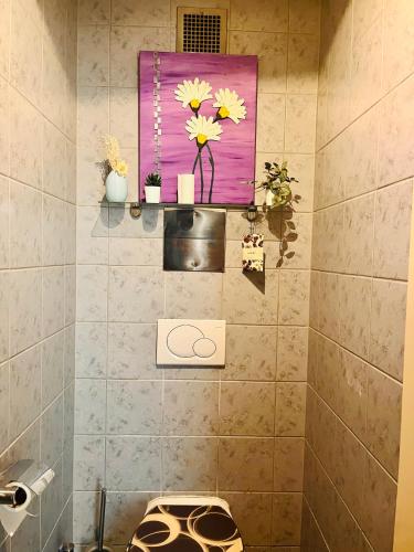 维也纳10 min from U1 - Private room in shared apartment的浴室墙上挂着一幅鲜花