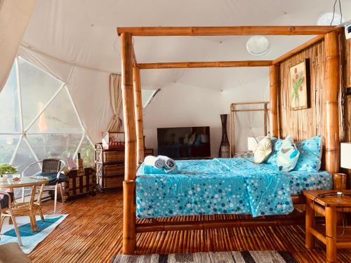 道因Glamping Dome Dauin Beach Resort的一间卧室配有一张木架床