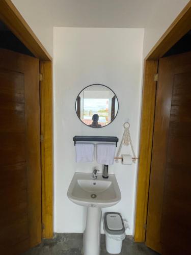 莫阿尔博阿Sunset Paradise Moalboal的一间带水槽和镜子的浴室