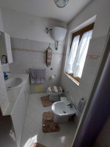 MacchiagodenaB&B da Manuela的白色的浴室设有水槽和卫生间。