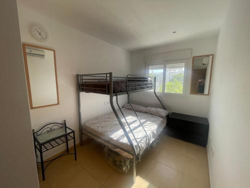 穆尔西亚Condado De Alhama Golf Resort 2 Bedroom Apartment Jardine 13的一间卧室配有双层床和镜子