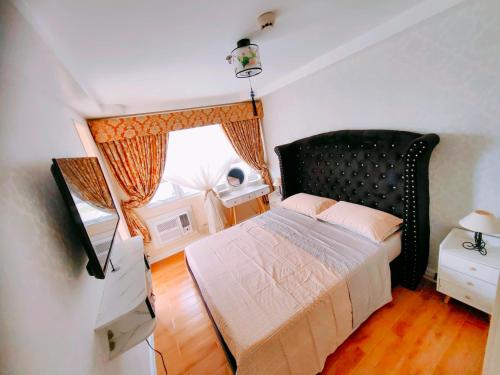 达沃市Casa Felicitas 2的一间卧室设有一张床和一个窗口