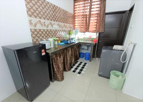 PendangMira Homestay Gurun - Pendang的厨房配有冰箱和台面