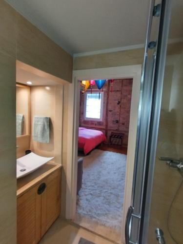 希俄斯MASTIXI Colors的带淋浴的浴室和客房内的一张床