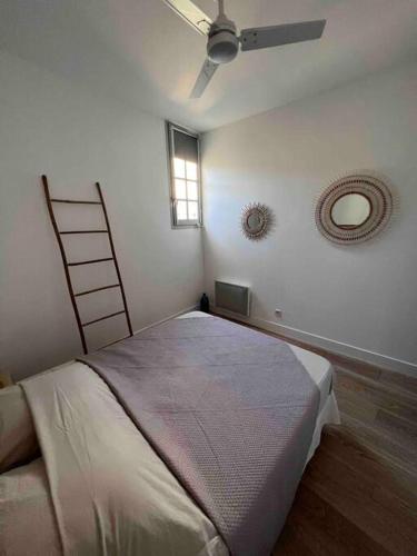 佩兹纳斯Pézenas的一间卧室配有一张床和吊扇