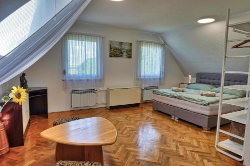 利姆斯Villa Vili的一间卧室配有一张床和一张桌子