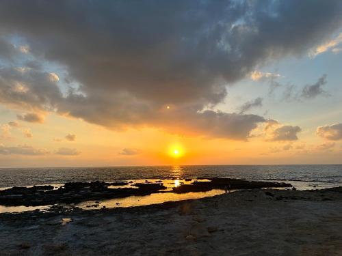 纳哈里亚Vacation Apartment by The Sea - Achziv的日落和日落