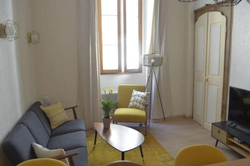 埃维昂莱班Le Chateau的客厅配有蓝色的沙发和黄色的椅子