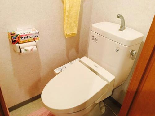 东京新宿の家-畳み3人部屋的一间位于客房内的白色卫生间的浴室