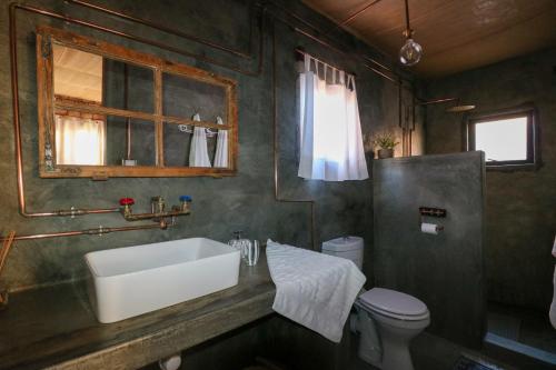UisThe Desert House的一间带水槽和卫生间的浴室