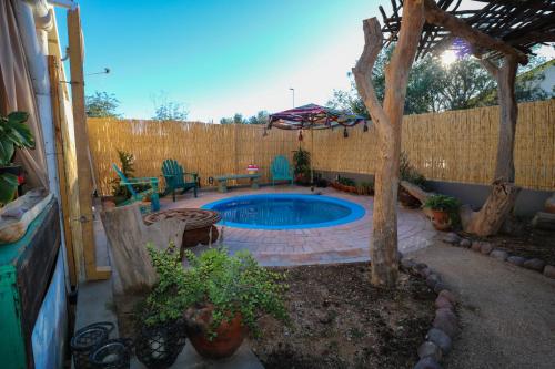 UisThe Desert House的后院设有游泳池和围栏
