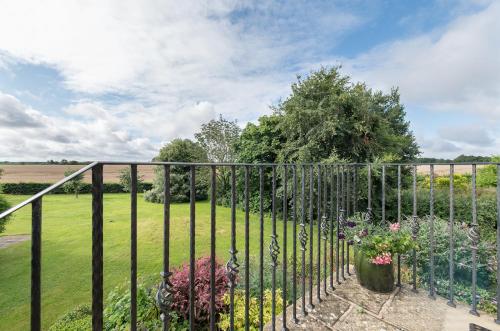 白金汉Exquisite Coach House Near Silverstone & Stowe的院子内花草的铁艺围栏