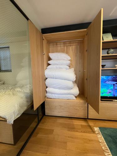 首尔Korean Traditional Ikseon House的床上壁橱里的一堆毛巾