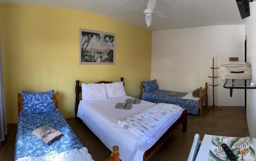 伊达贾伊Pousada Cirandinha - P1的一间卧室配有两张床和椅子