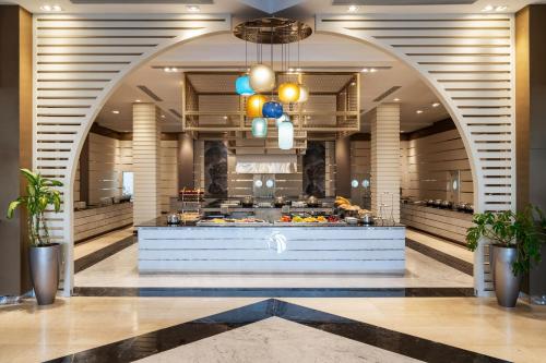 沙姆沙伊赫Cleopatra Luxury Resort Sharm - Adults Only 16 years plus的大楼中间的一间提供自助餐的餐厅
