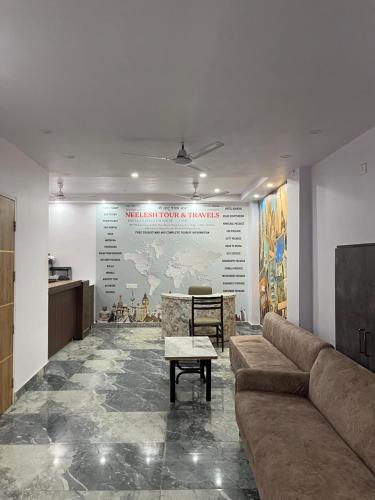 新德里S B Guest House Near New Delhi Train Station的大厅里配有沙发和世界地图