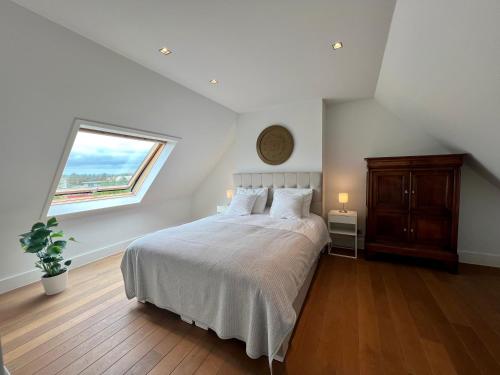 赫尔Luxury Business Accommodation Geel的一间卧室设有一张大床和一个窗户。