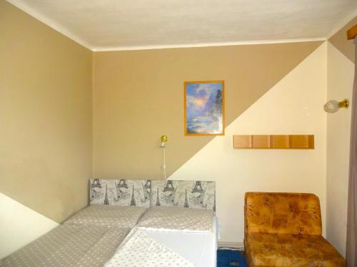 波达雅斯卡Golden Sun的一间卧室配有一张床和一把椅子