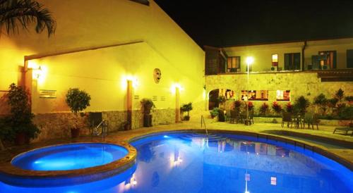 圣何塞探险旅馆的夜间在房子前面的游泳池
