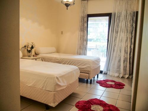 瓜鲁雅Sorocotuba 2 - Enseada的酒店客房设有两张床和窗户。