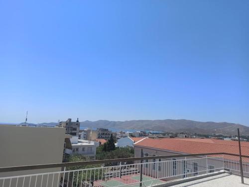 卡利斯托斯Aris Apt的阳台享有城市美景。