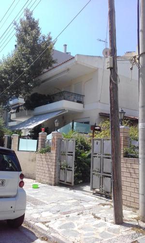 雅典Apartment with barbecue 1 km beach的停在房子前面的白色汽车