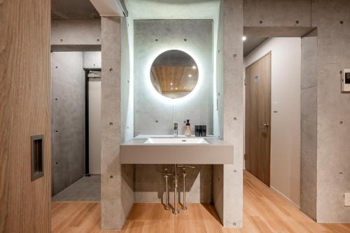 镰仓市R.Kamakura的一间带水槽和镜子的浴室