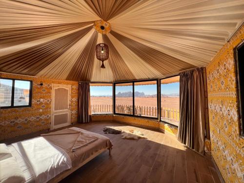 瓦迪拉姆Desert Magic Camp & Resort的一间设有床铺的卧室,位于带窗户的房间内