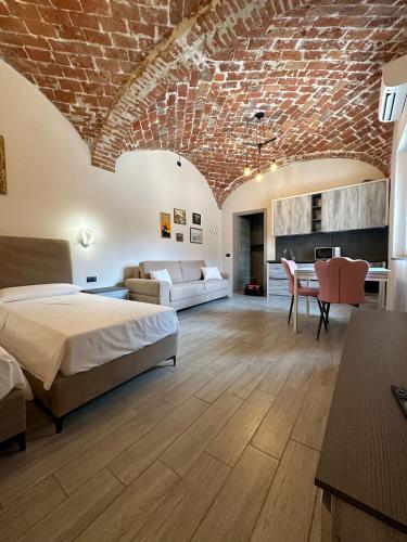卡萨莱蒙费拉托Residenza Zotaj Small appartament的一间卧室设有一张床和砖墙