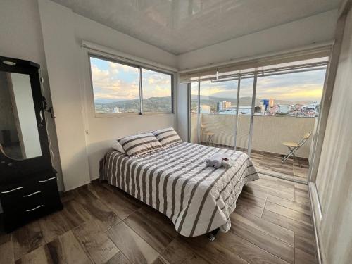 巴尔博萨El Mirador的一间卧室设有一张床和大窗户