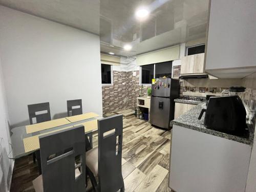 巴尔博萨El Mirador的厨房配有桌椅和冰箱。