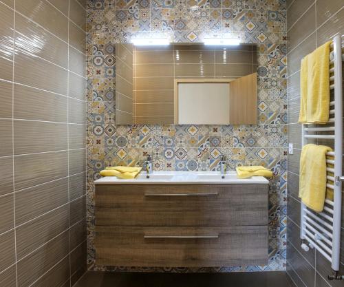 南特L'Escale Donatienne的一间带水槽和镜子的浴室
