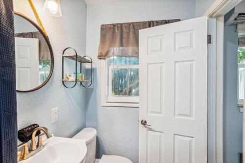 圣徒皮特海滩Upham Beach Inn - #4 Studio的浴室设有白色水槽和镜子